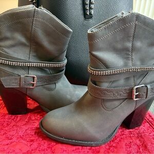 Daisy Fuentes Dark Gray Heeled Boots
